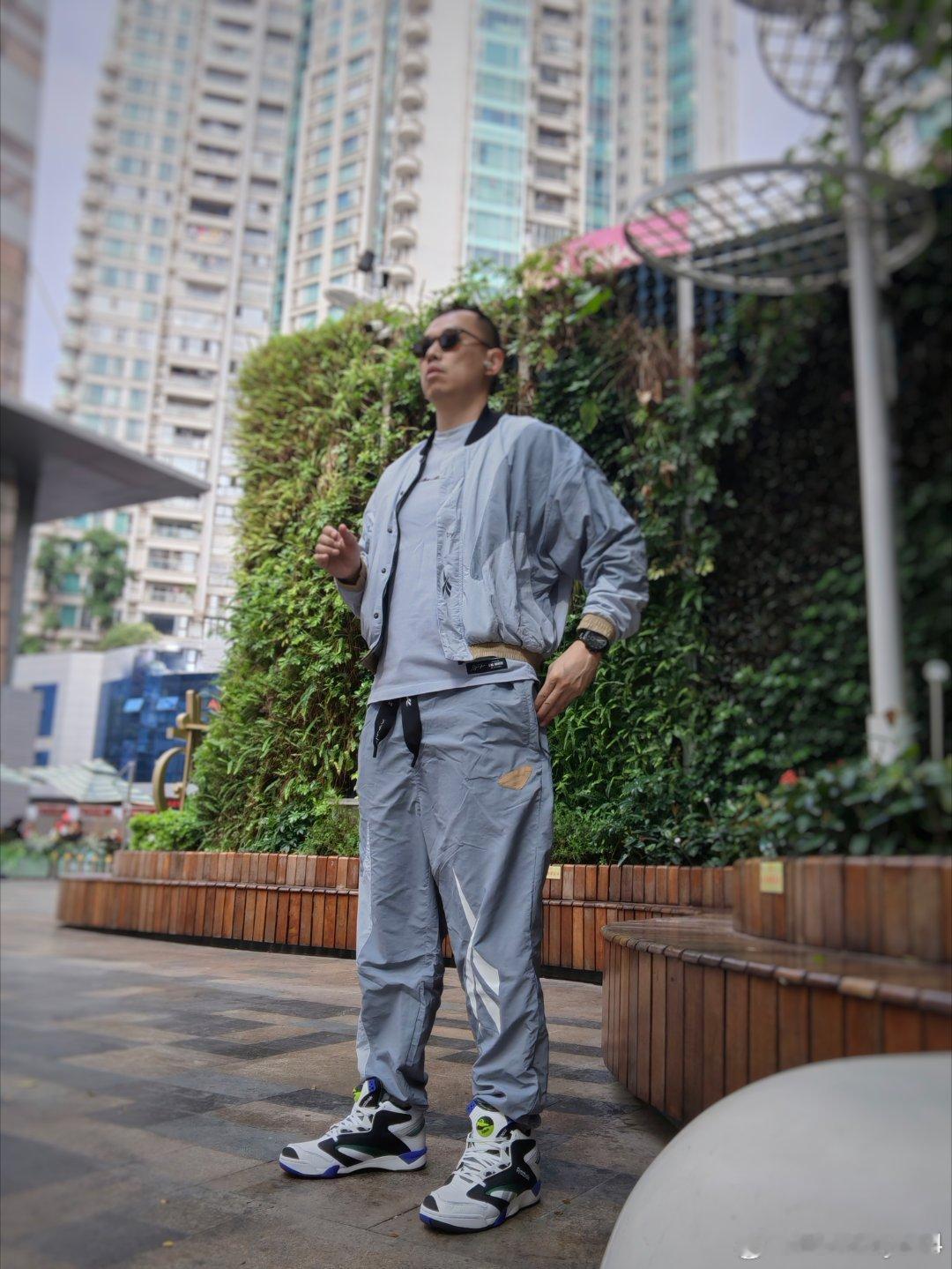 我确实是，非常严重的装备党，和搭配控…新鞋除了好打还必须好搭～衣服啥的也得一套一