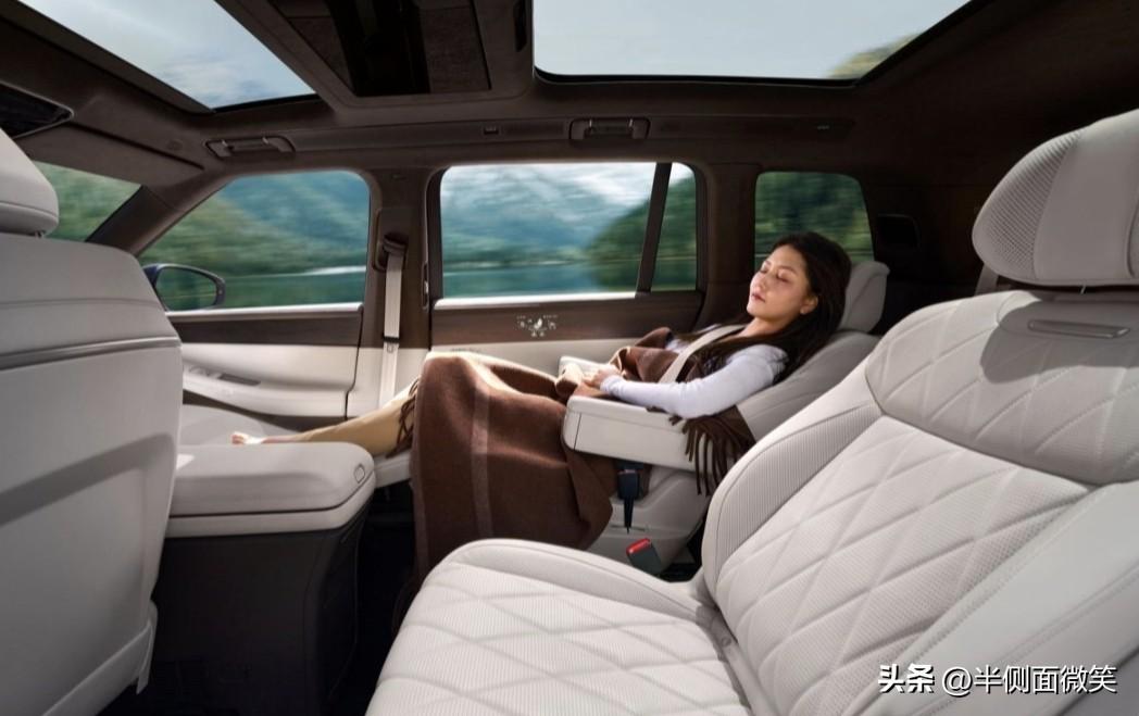 智能化方面，ID.ERA 9X采用的是Momenta R7智能辅助驾驶，免费订阅