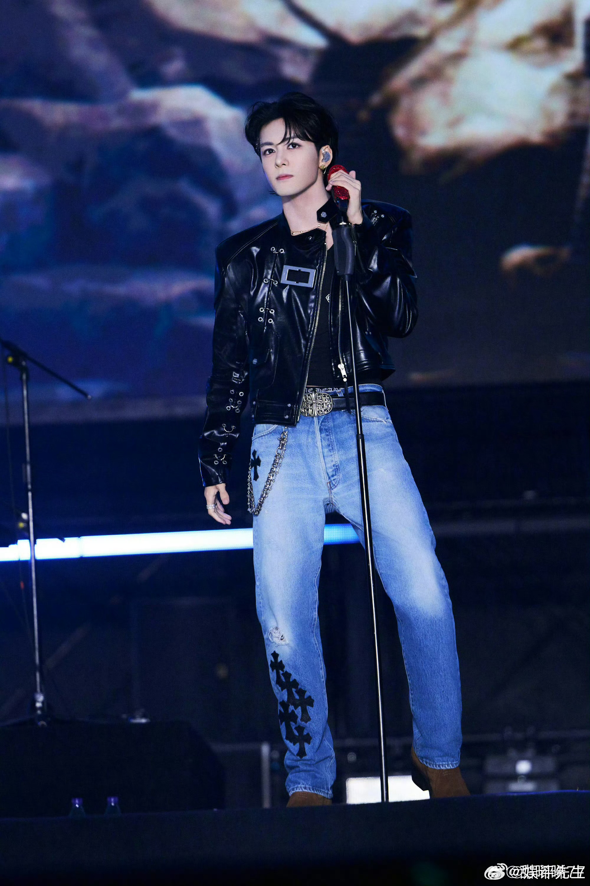 曾舜晞摸黑录音黑暗里专注歌唱，灯光外坚守热爱。曾舜晞摸黑录音，用最朴素的方式对待
