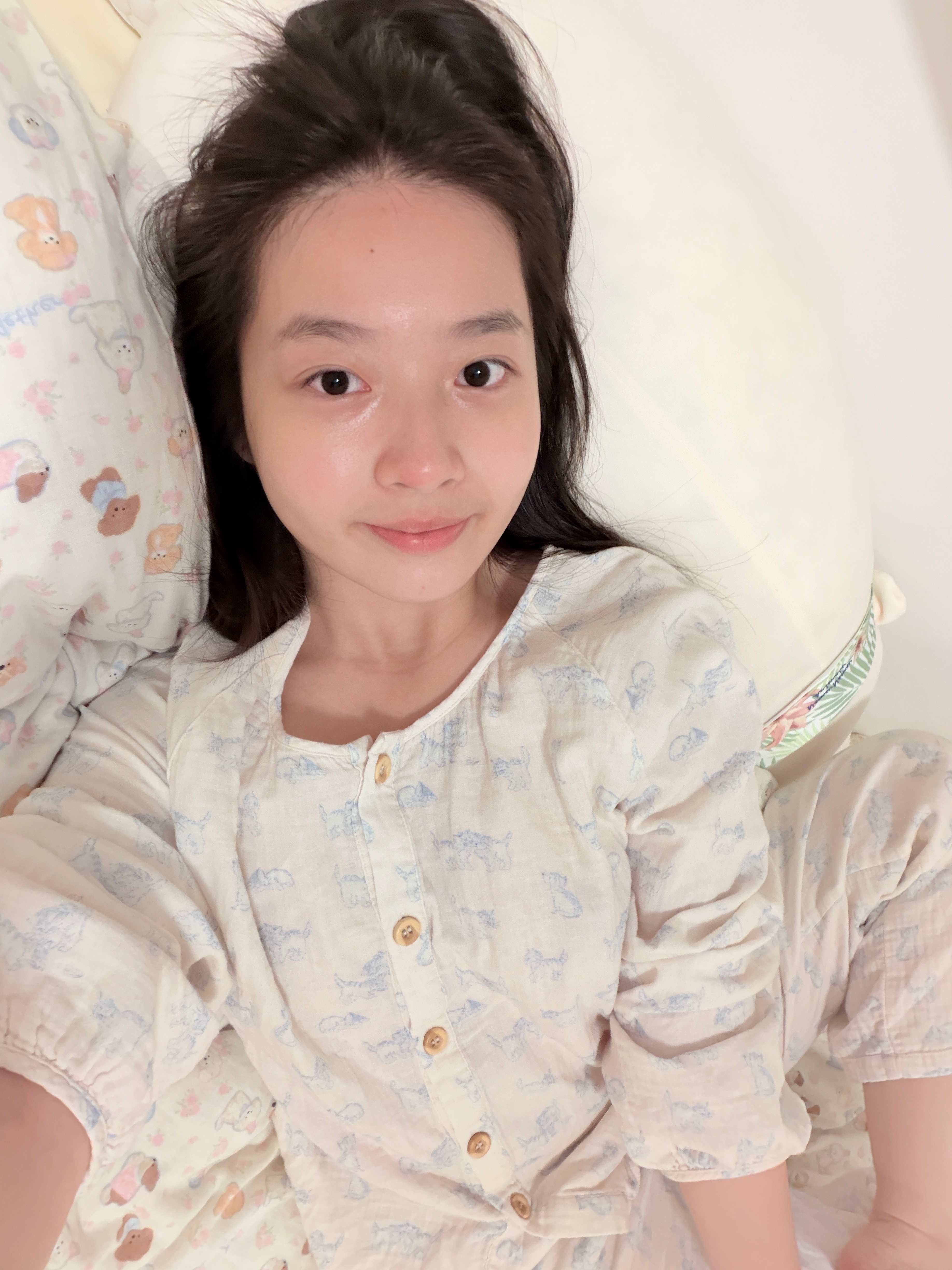 直播完复盘完洗个澡敷个面膜 躺在我的小床上…好幸福！明天休息日～～俺要去做美甲了