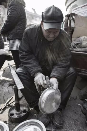 中国正在消亡的6个老行当，见过4种以上，说明你已经老了

＂磨剪子嘞，戗菜刀——