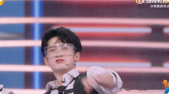 开喷前瘪嘴蓄力，被喷后四脚朝天懵圈，可爱到犯规！ 