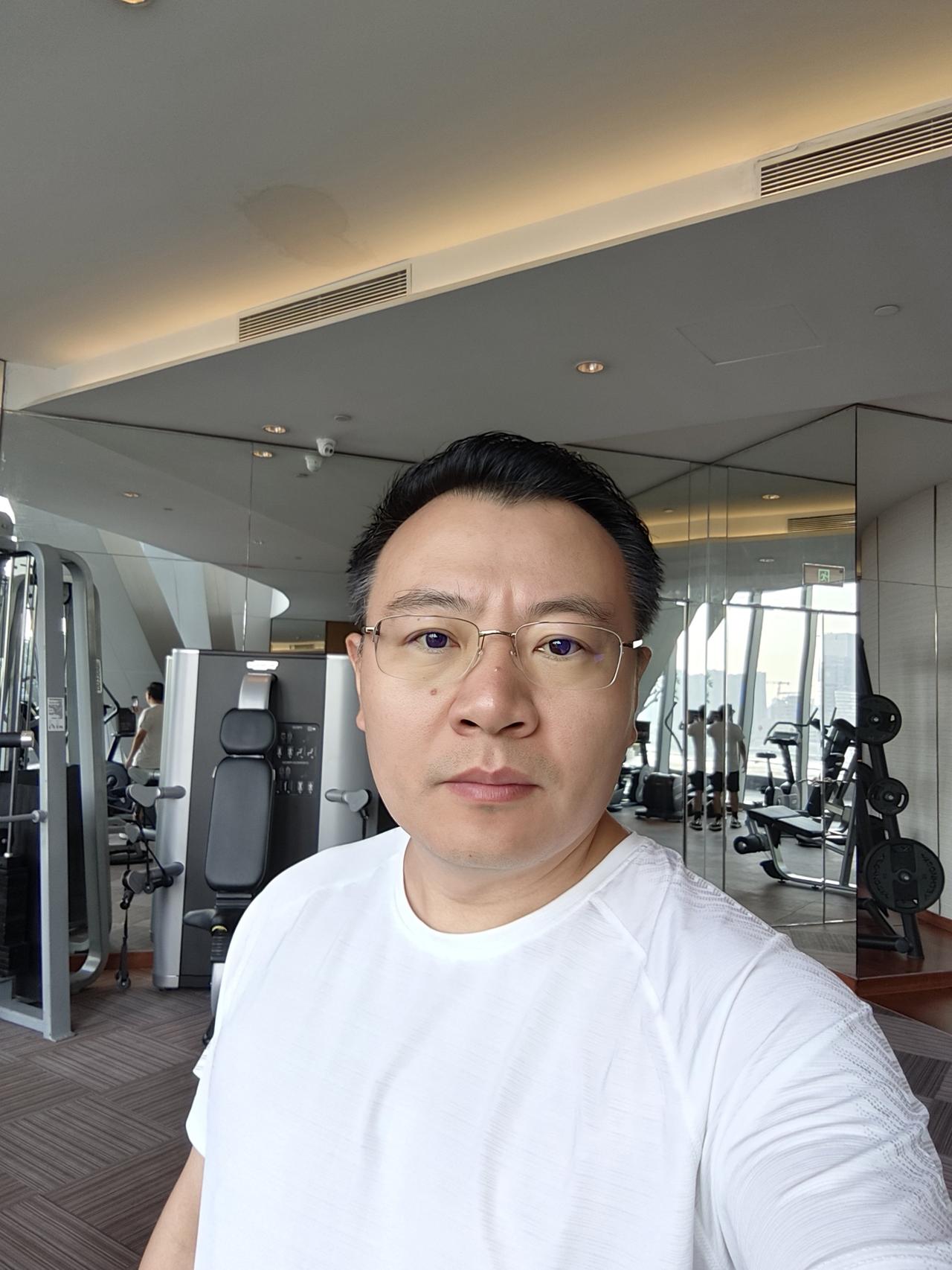 晨跑三公里，两百个俯卧撑，卷腹，哑铃，开合跳，正心正念，坚持做长期正确的事，乐观