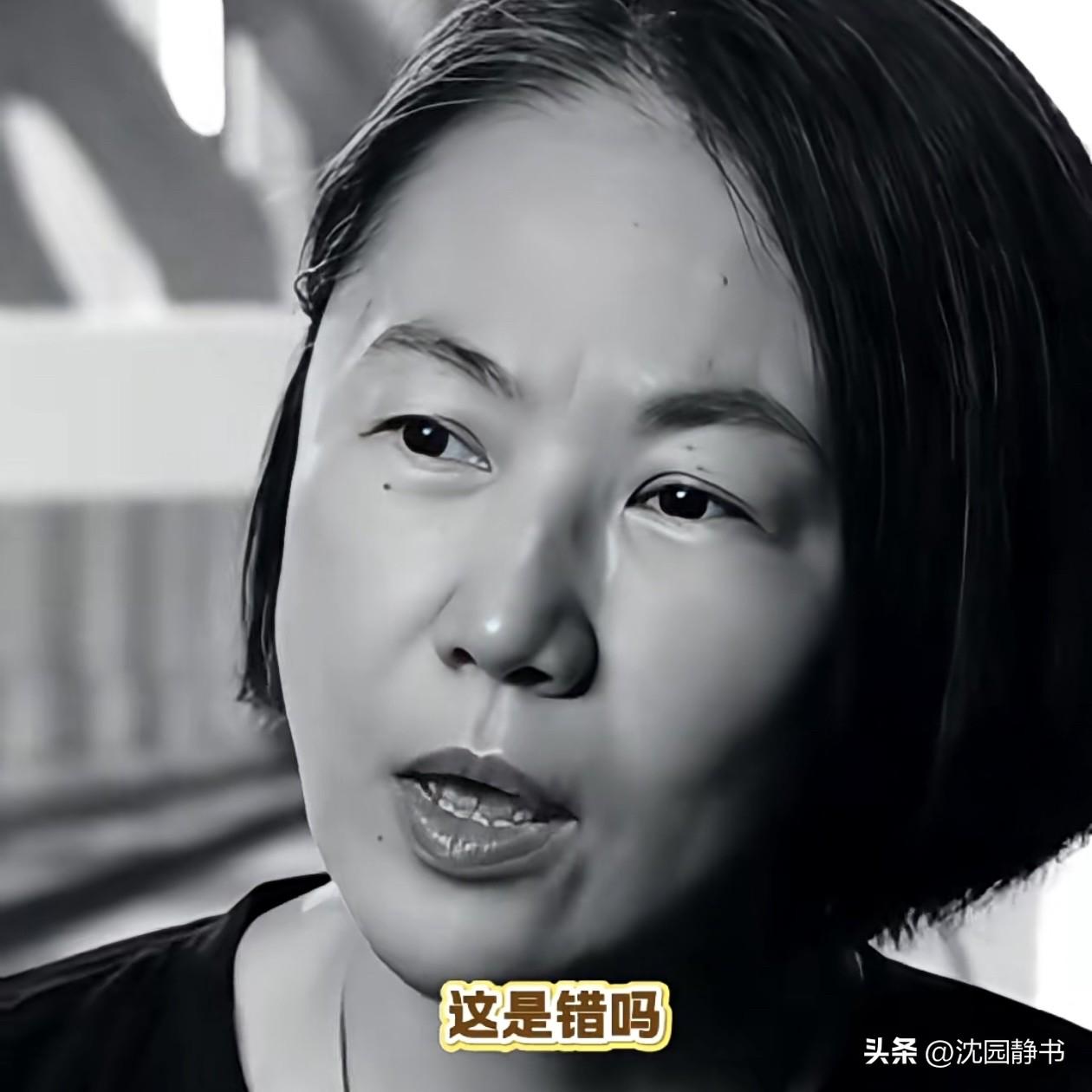 王菲当年被离婚，母亲又骤然离世，独自抱着童童在机场掩面哭泣的画面，看了令人心酸。