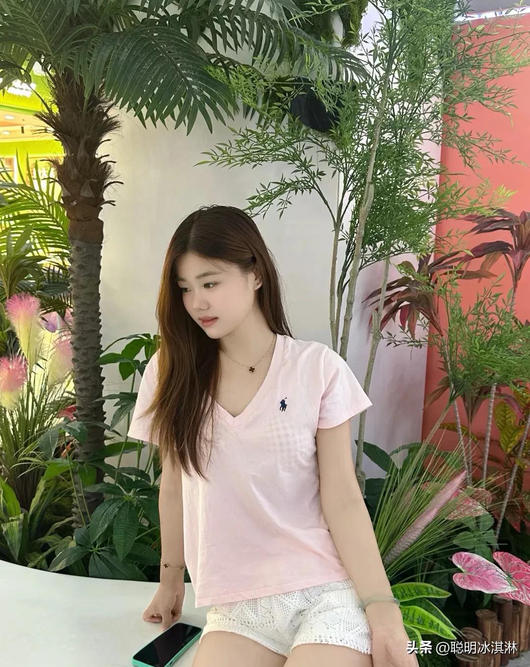 青春是少女的独家剧本  
每一帧都藏着心动与无畏  
追光奔跑，不负韶华  
时