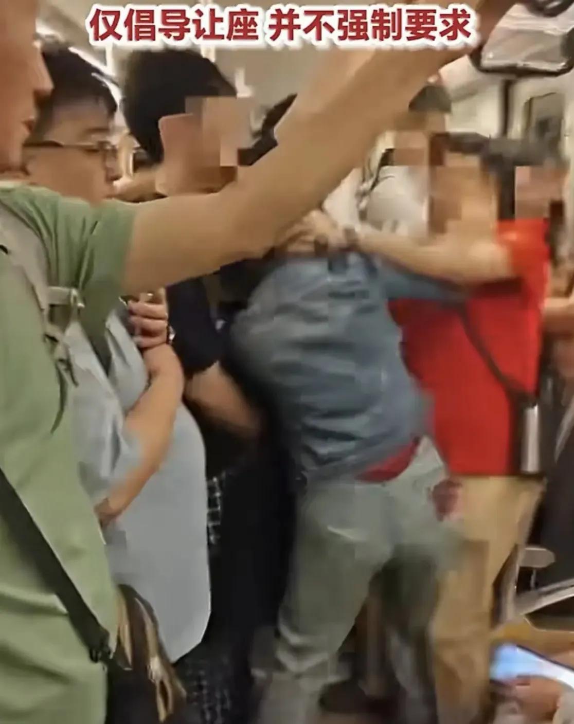 成都地铁上，又出现了一起地铁老人强拉年轻人要求让座的恶劣事件
成都地铁那起老人强