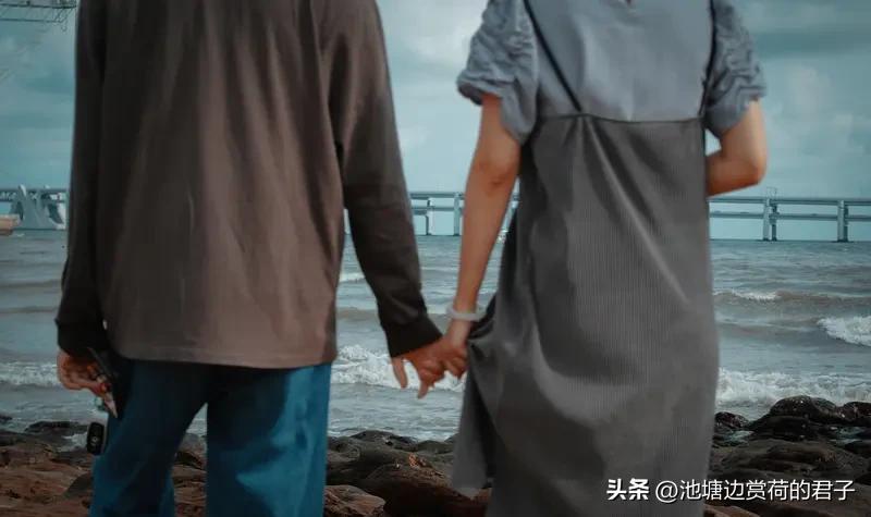 情人分开久了，感情会淡吗？这答案还真不好说。有人觉得，分开久了感情就像过期的红烧