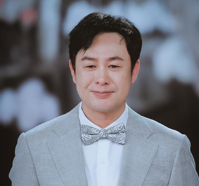演员张颂文的个人生活低调朴素且充满烟火气。他与圈外妻子及儿子常年租住在北京顺义的