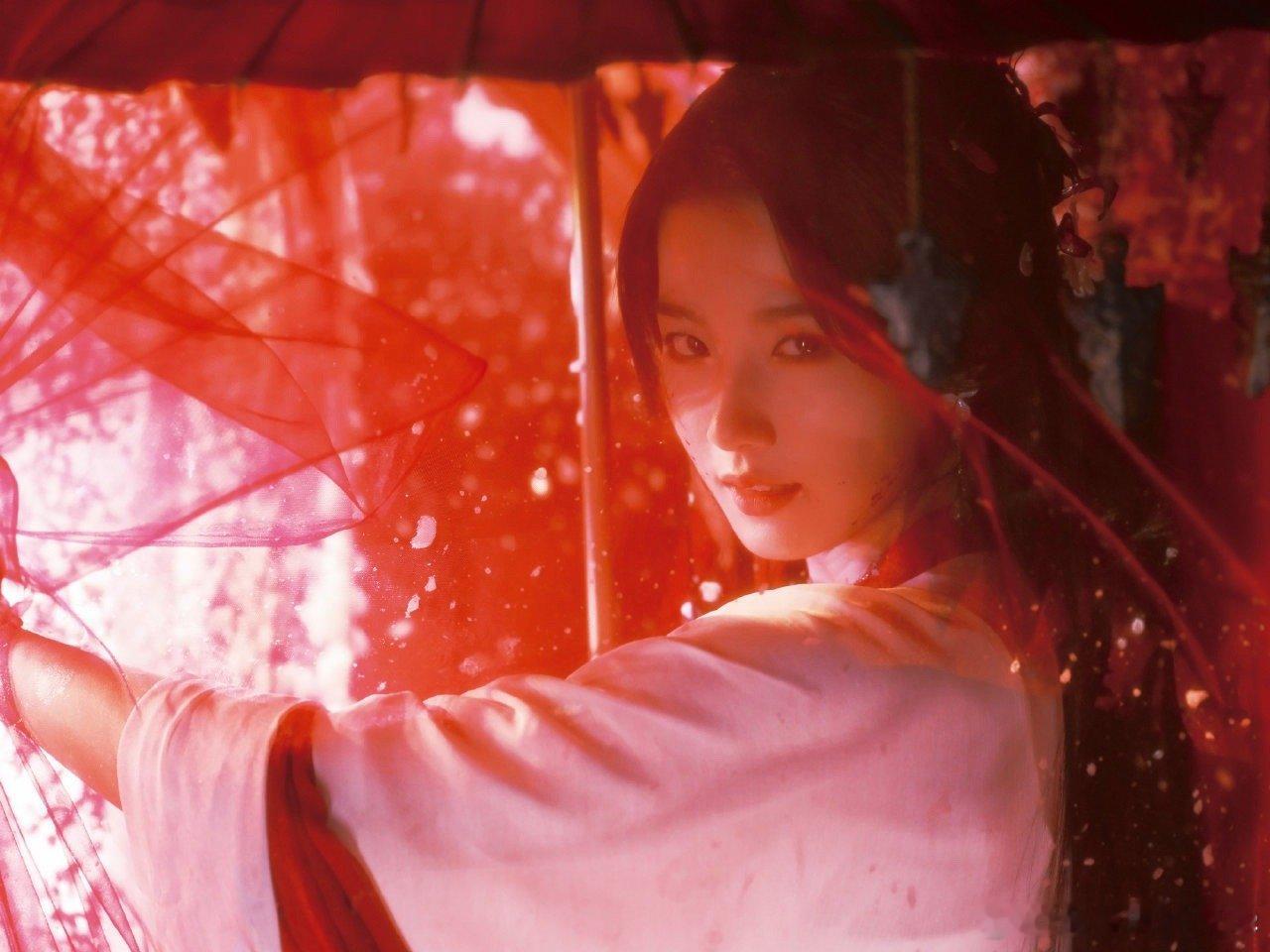 卢昱晓新剧妆造美出新高度 救命！卢昱晓《入青云》明意红纱造型封神！白衣红绸妩媚，