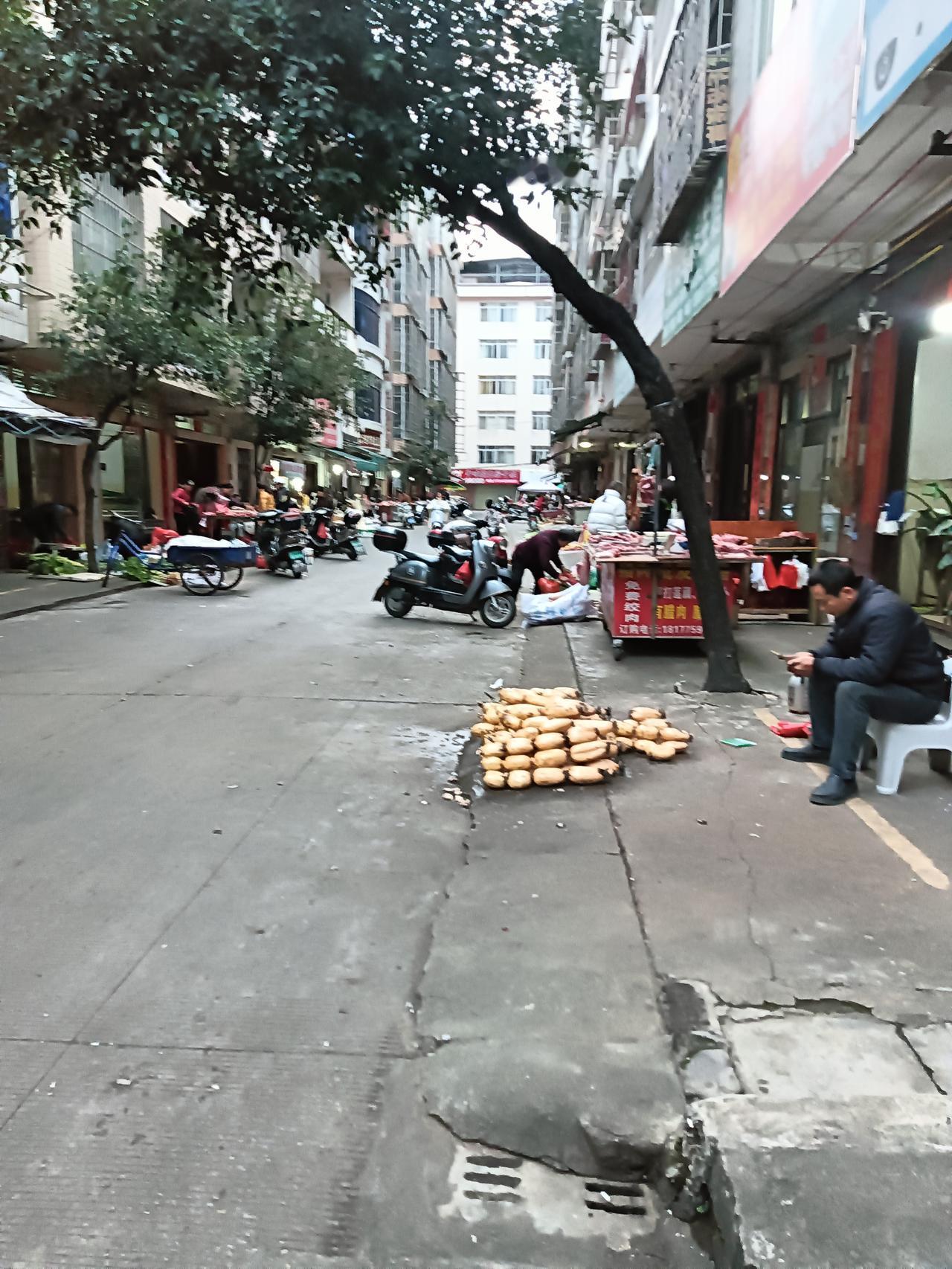 贵港又名荷城盛产莲藕，这里的莲藕个大饱满且粉糯甜口。早上经过石羊塘市场见到本地莲