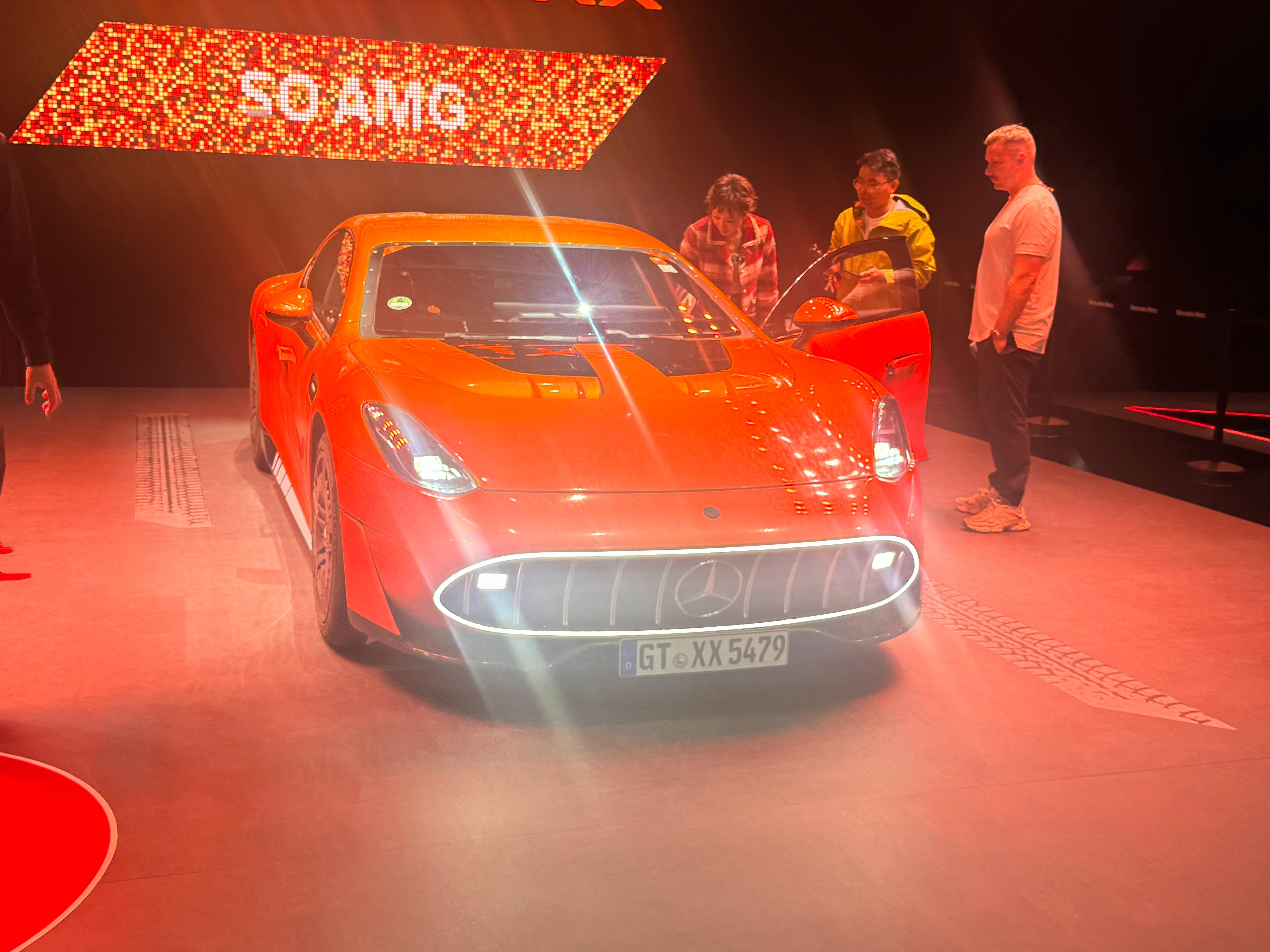 如果把车标挡住，你一定不相信这是奔驰。 