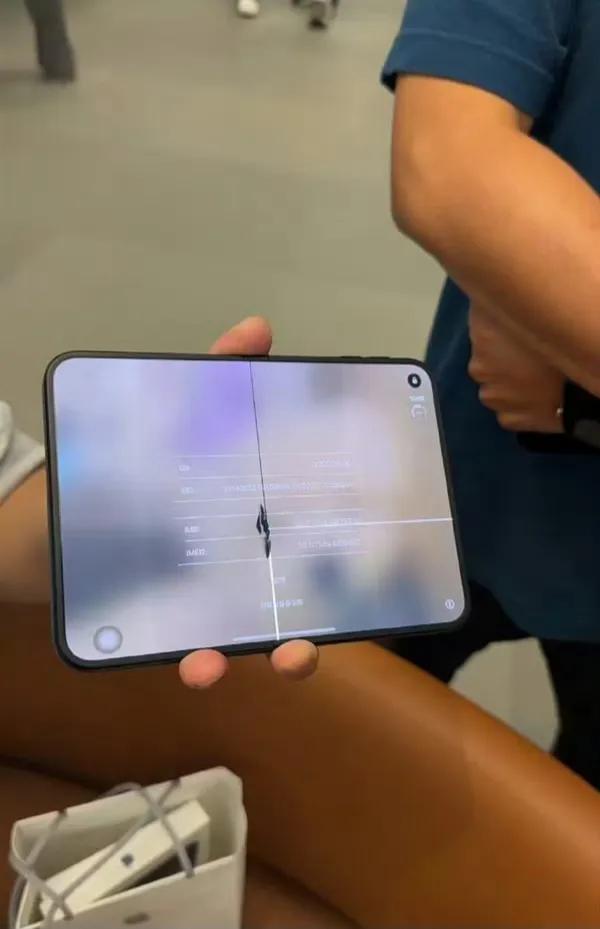 苹果用户的信仰崩了！iPhone Duo发售4天，黄牛剧本直接反转。
早先追着路