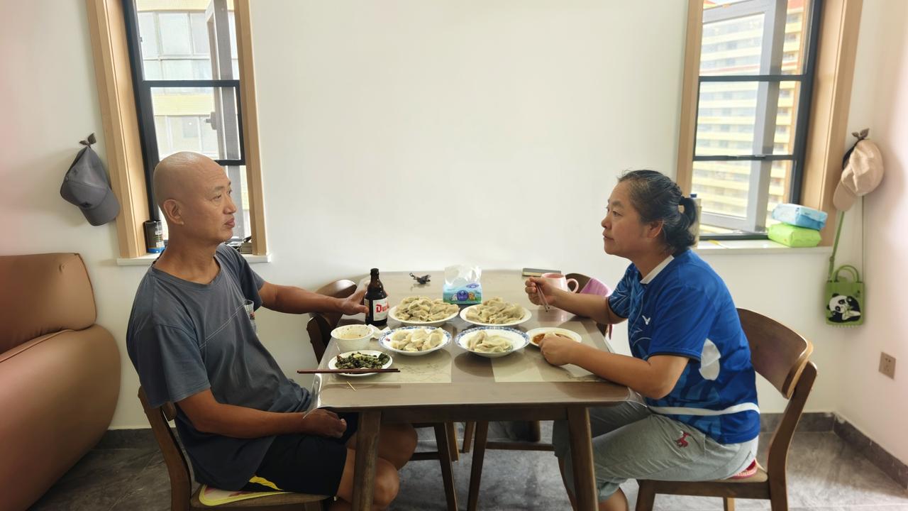 昨天一场大雨，今天空气格外清新。吃完饭和小胖到海边逛了一圈，还赶海捡点苦螺。回家