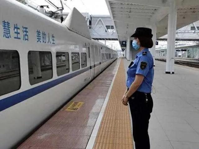 恐怖如斯！你抢到回家的车票了吗？又是一年中秋国庆小长假临近之际，铁路再次迎来高峰