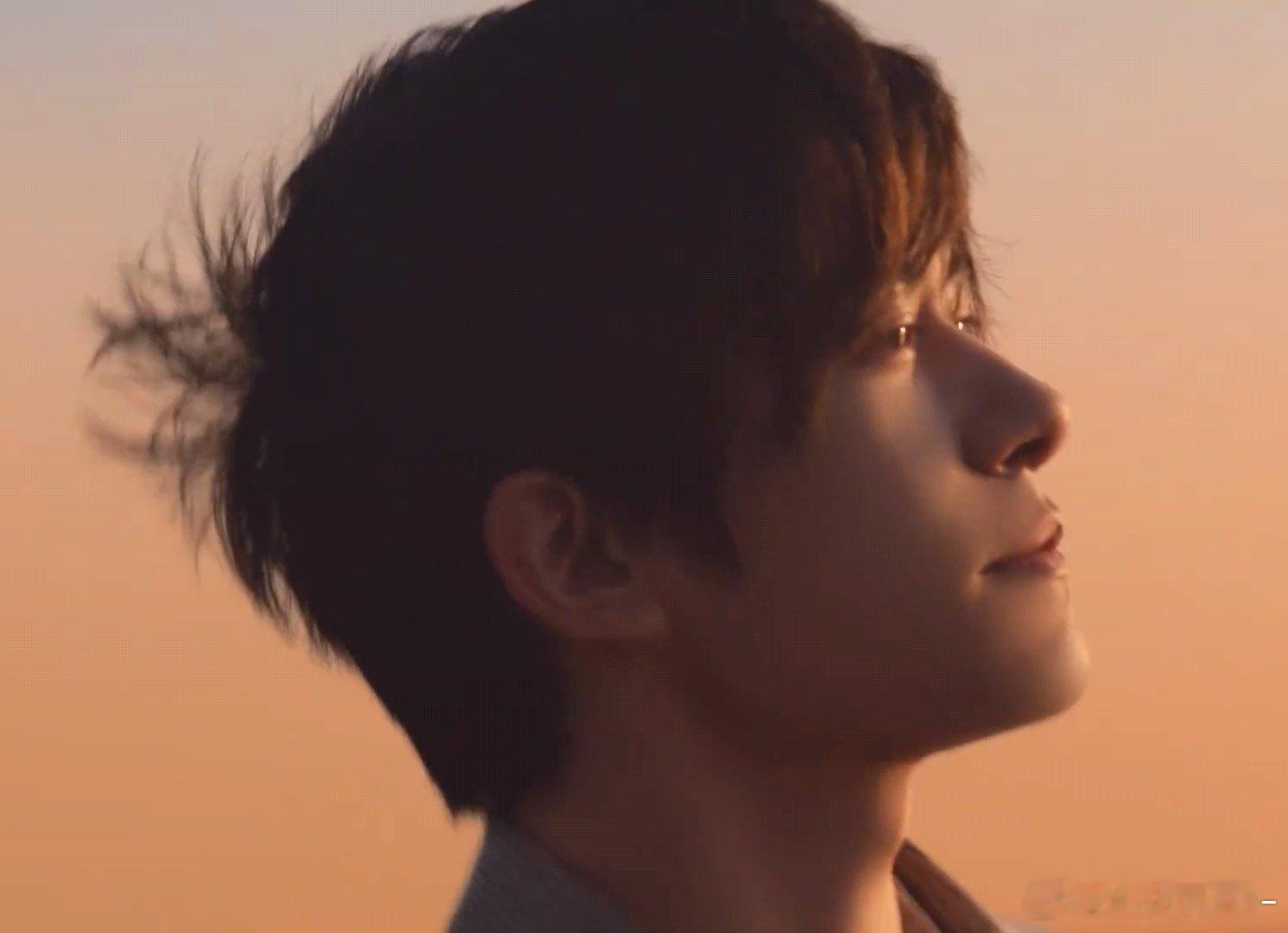 易烊千玺海边度假松弛感易烊千玺橘子海边度假 橘子海的色调和他的气质太契合了，柔和