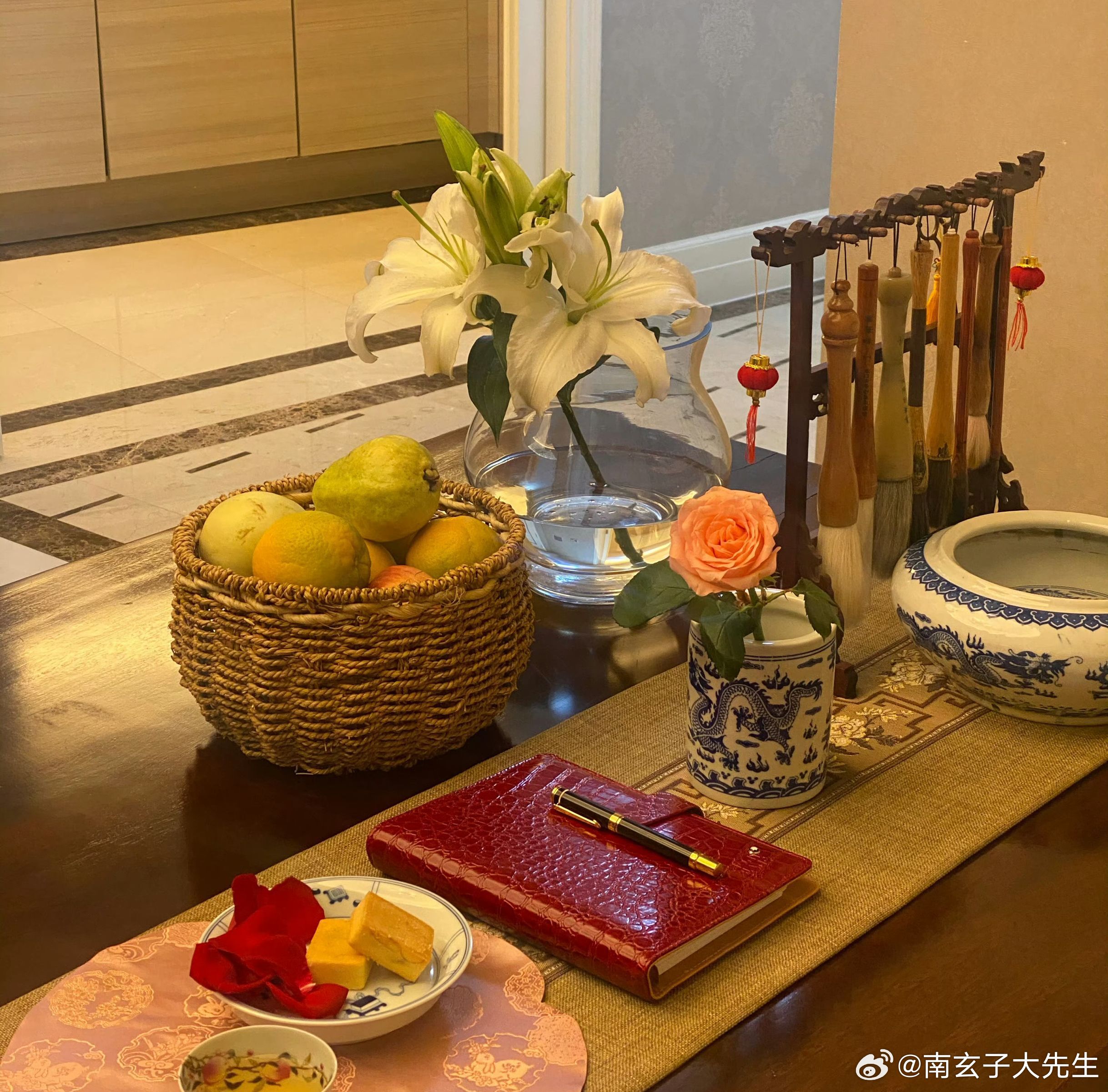 正官喜欢显摆，换了一部好车，聚会的时候把钥匙往桌子上一拍，喜欢炫耀自己，如果食神