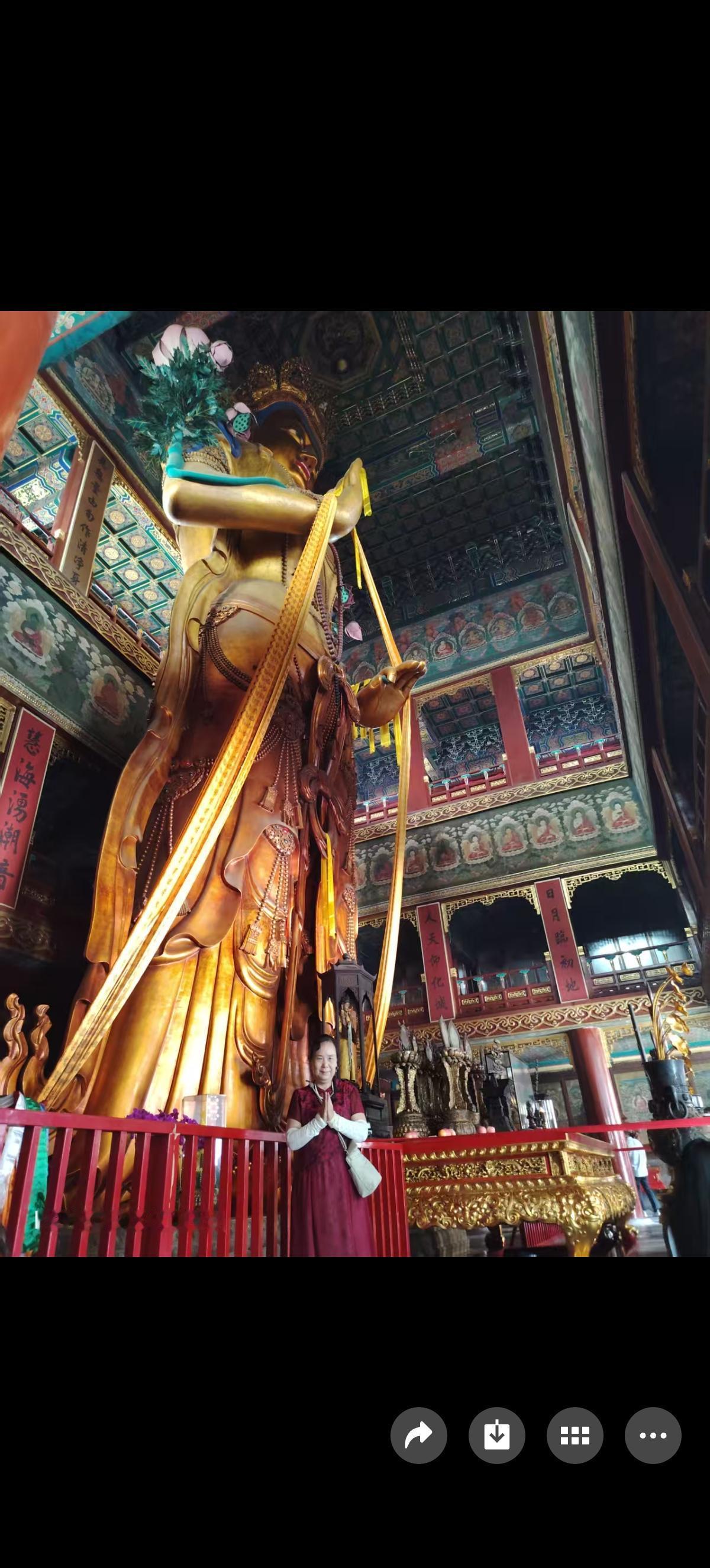 北京雍和宫万福阁内弥勒大佛，始建于康熙三十三年，独木白檀雕制，木材历经多时，从西