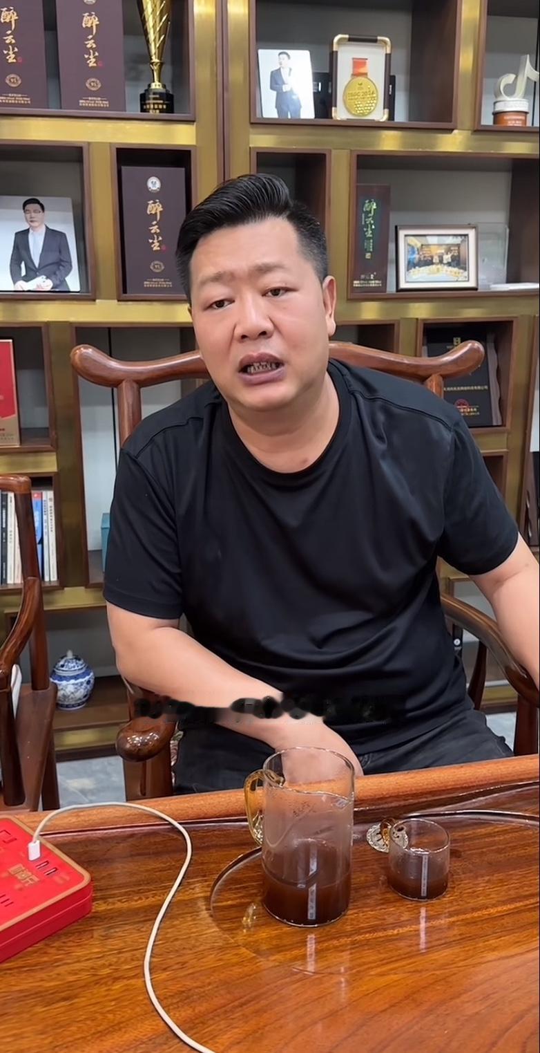 张大炮好言相劝阿牛哥，别在装大尾巴狼。
炮哥说您，上海品膳坊餐饮公司您是股东之一