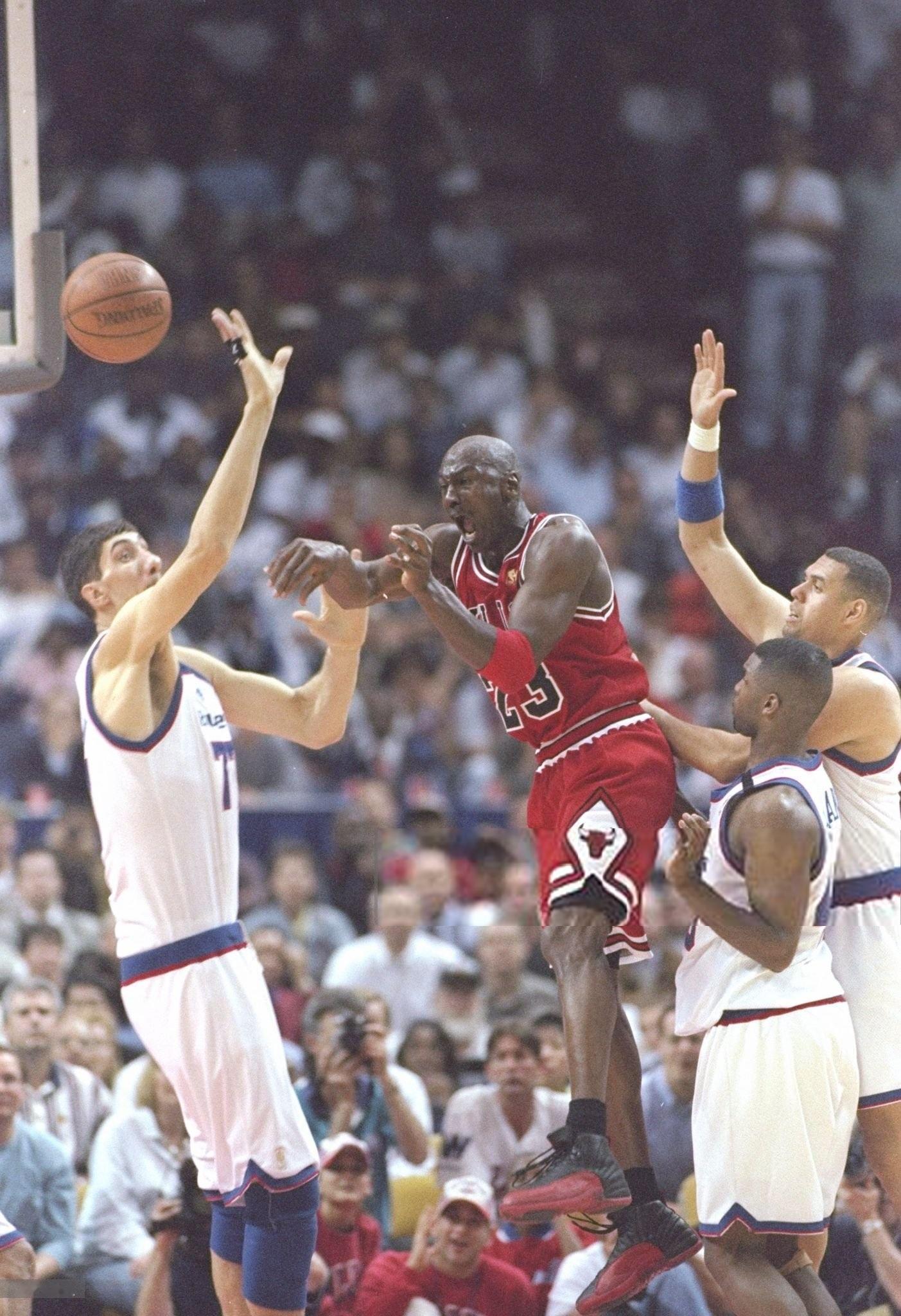 Michael Jordan 传球都那么严肃 
