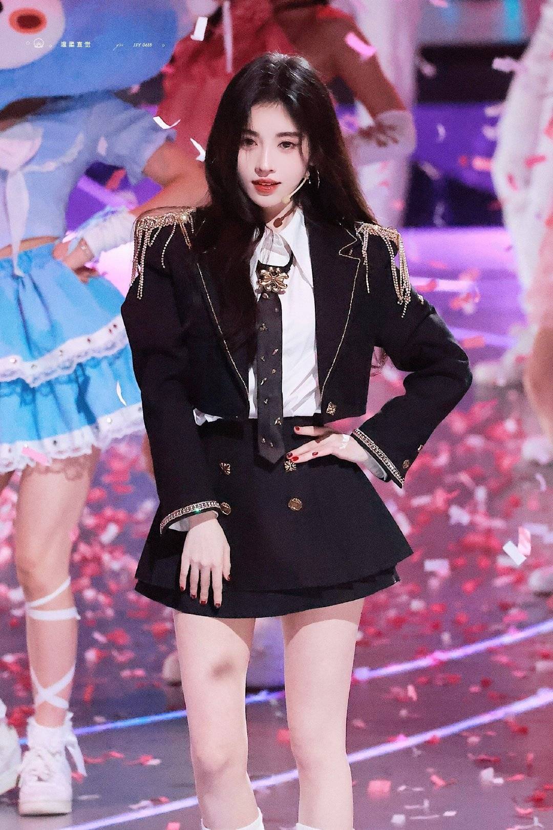 鞠婧祎    舞台上的小鞠真的闪闪发光啊 ​​​