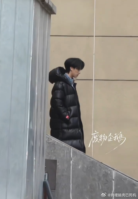 严浩翔冬日ootd严浩翔黑色羽绒服look 严浩翔冬日ootd，严浩翔黑色羽绒服