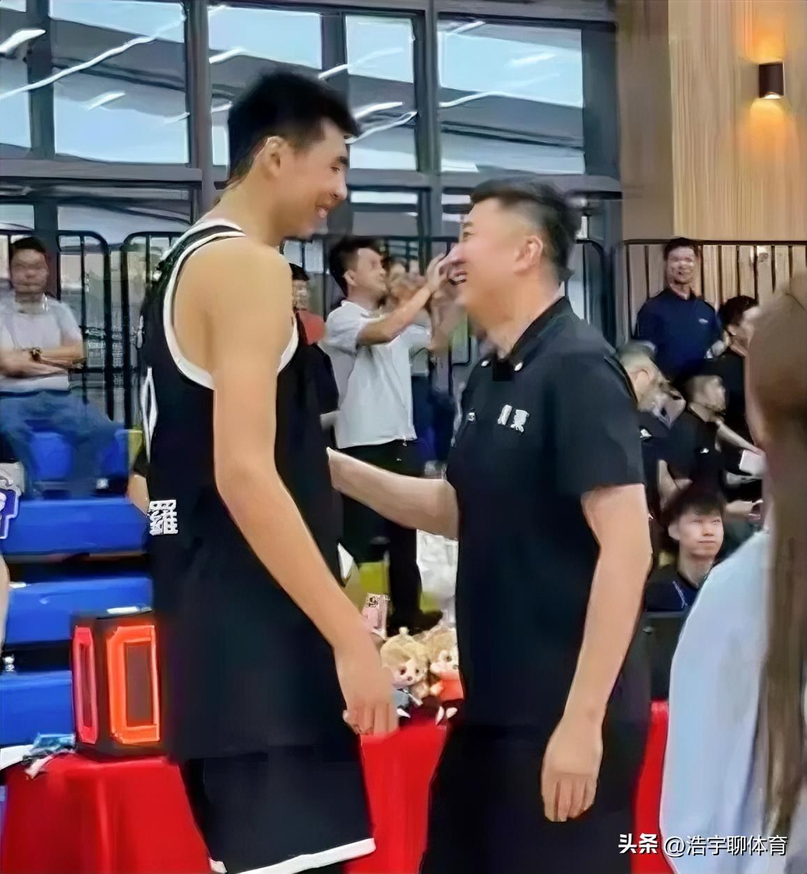 徐昕离开广东租借广州队后，首次面对杜峰，双方表现的“特别”热情。两大徐中锋正面对