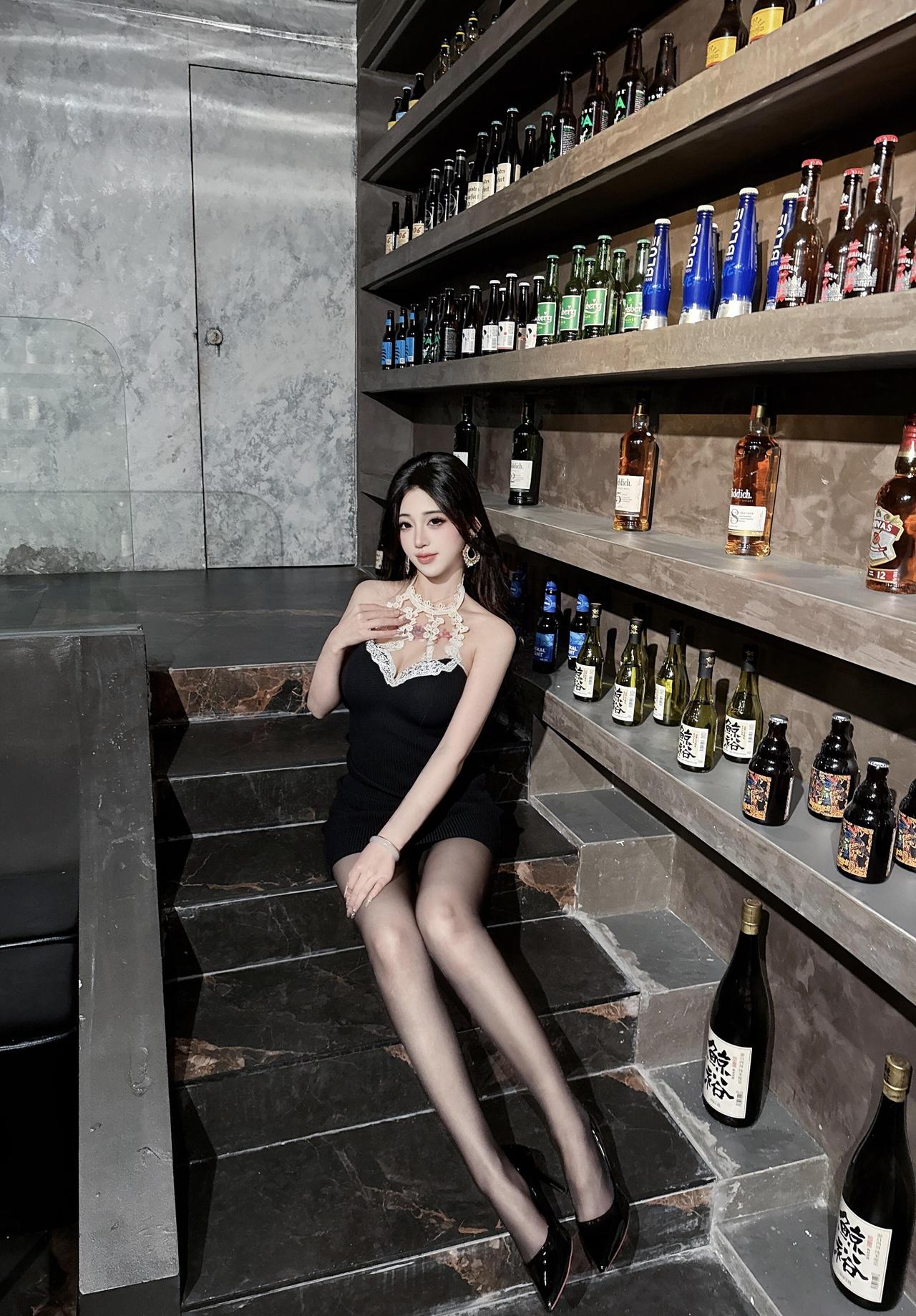 存一组拿捏姐感的拍照姿势𝐁𝐋𝐀𝐂𝐊 •🖤