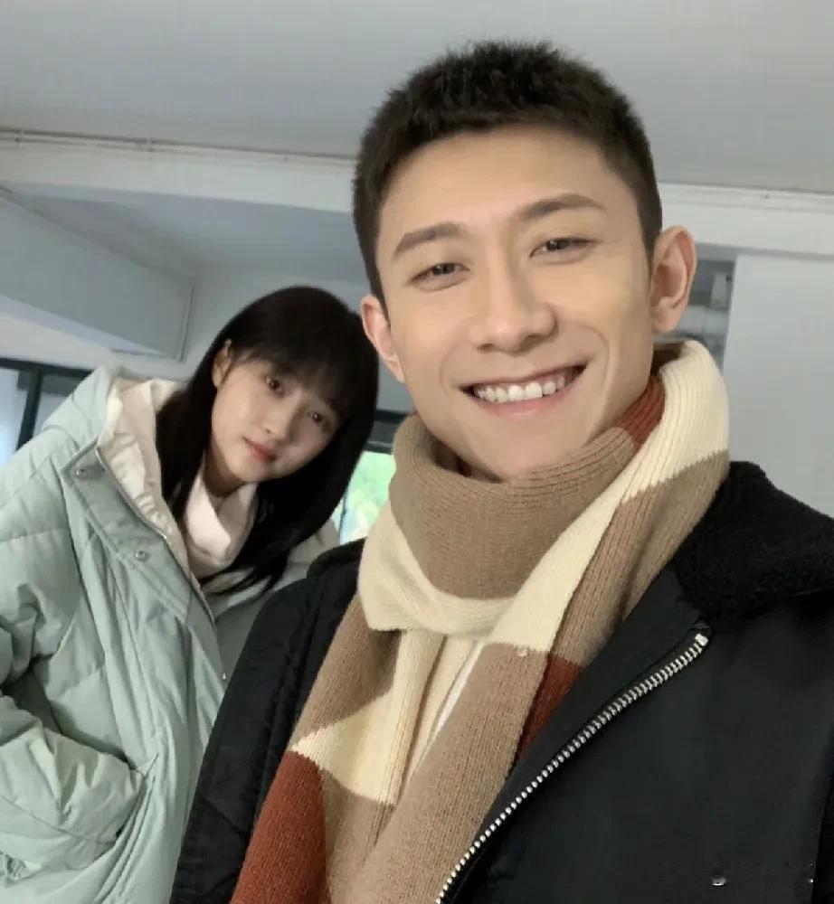 张一山近看很帅气，远看个子太小了，张一山背后这靓女是谁呢？#聊聊演员张一山# #