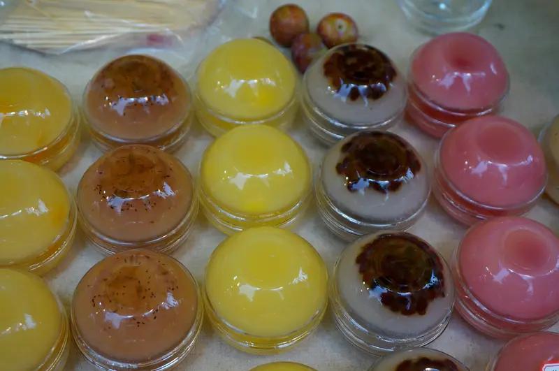 2月2日四川绵阳，外卖员急着送单 吃钵仔糕被卡喉 不停捶打胸口，小吃店店主发现异