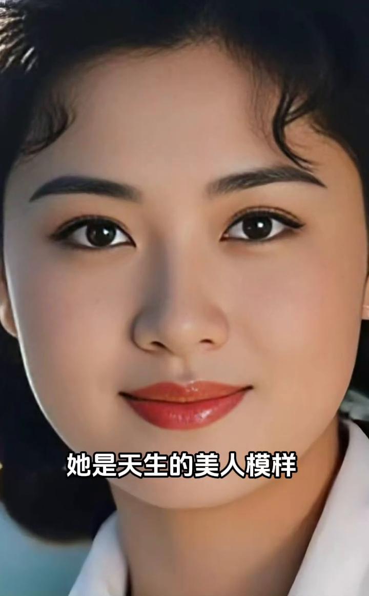 她是天生的美人模样，明眸清亮动人，嘴角自带温婉气韵，五官精致协调，完美契合大众审