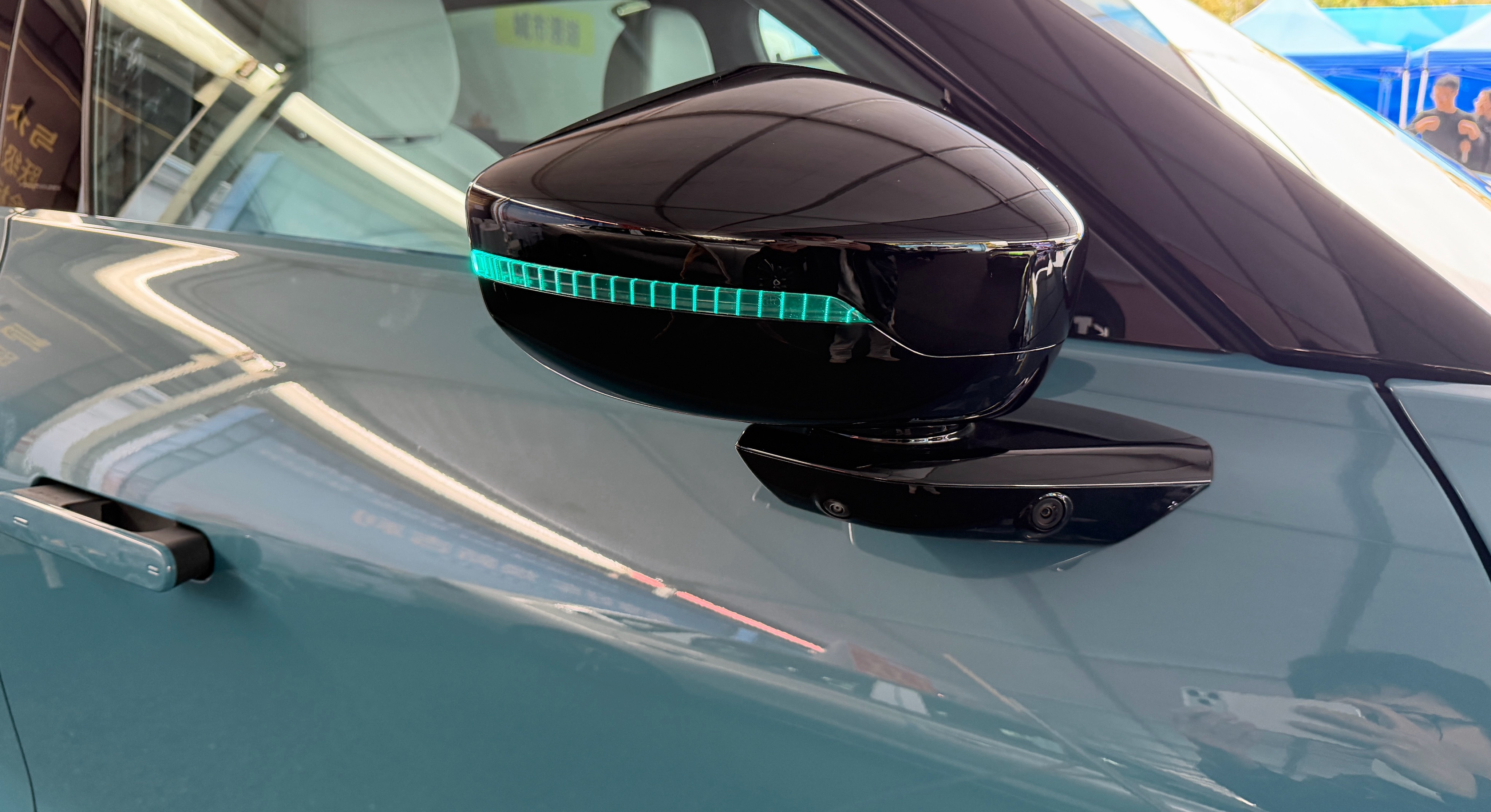 地方小车展也会展出与众08 ，顺便看看，感觉整体做工不太像大众的风格，更像是小鹏