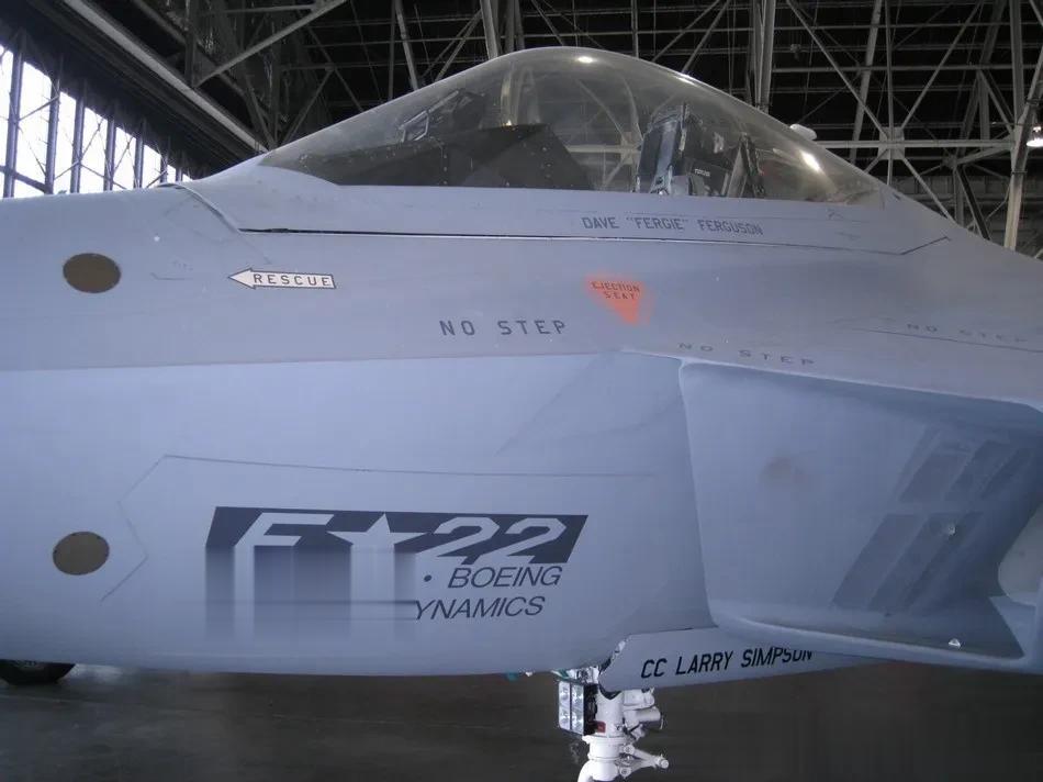 YF-22战机的细节来一波。
当年绝对的高科技象征，当下光环慢慢褪下，不过还是不