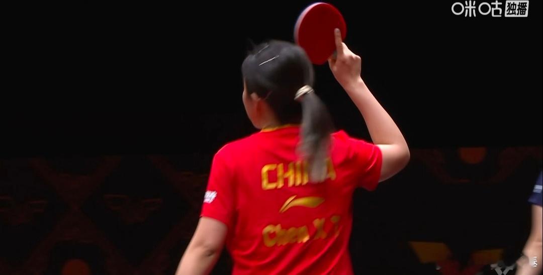 狭路相逢，全是硬招！陈幸同与石洵瑶的这场对决，堪称女子乒坛的针尖对麦芒。首局石洵