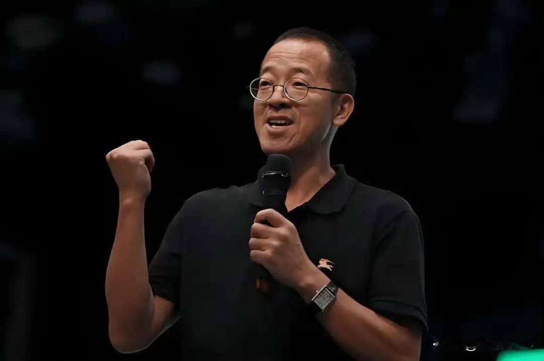 俞敏洪说：“不要太关注周围人混得咋样，别给自己瞎加戏。但有一点别忘了，你必须进步