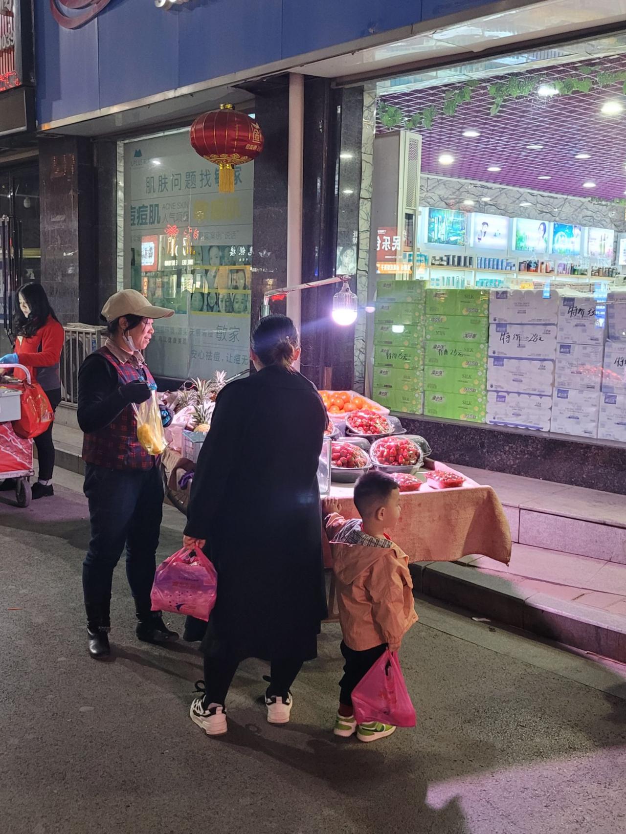 我的小姨，一生勤劳，半生还债。

每当提及她，我妈总是泪眼婆娑：她比我小七岁，我