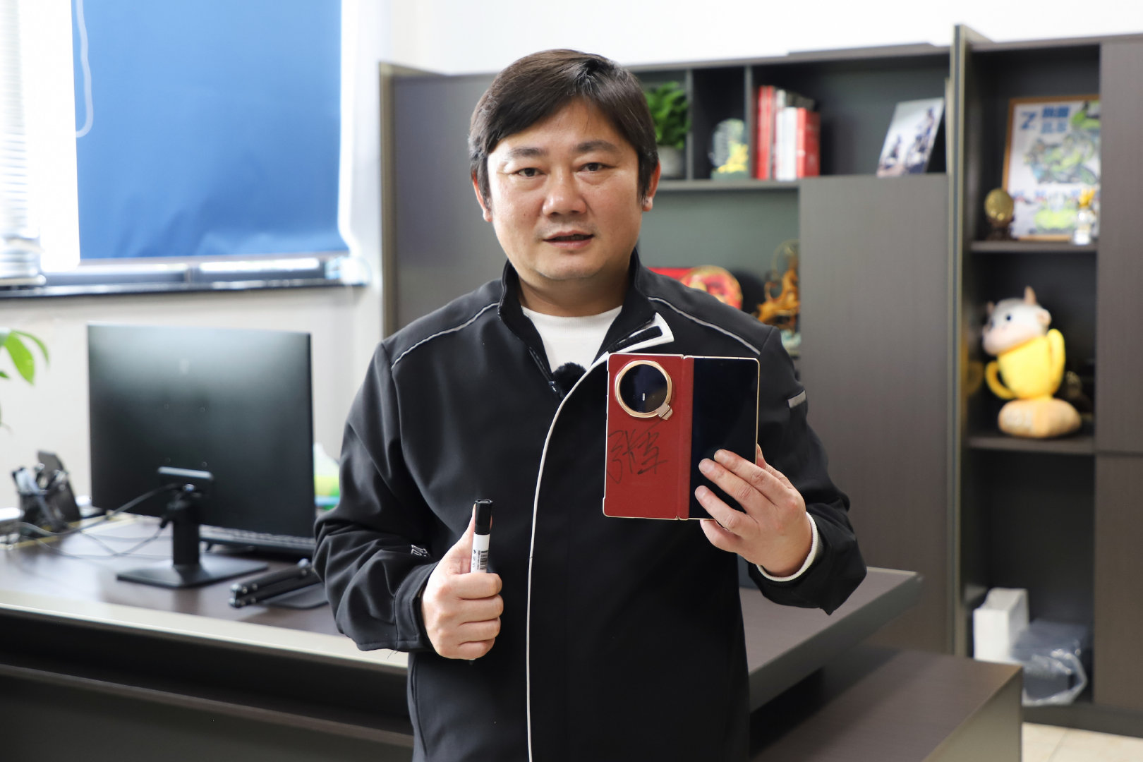 【张雪终于把碎屏手机换了】张雪此前采访中透露，自己从未为自己购置过任何奢侈品，至