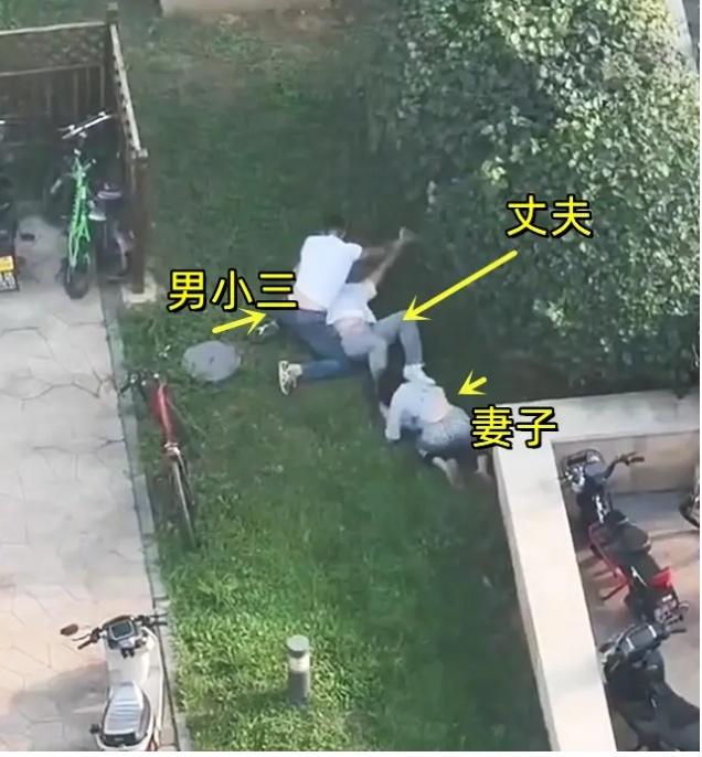 湖北小区惊现“三角拉扯”名场面：丈夫原谅出轨妻反遭当街二次暴击，她为何两手都想抓
