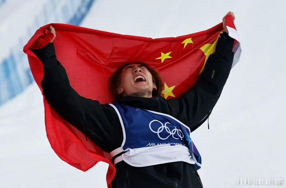 苏翊鸣赢得金牌身披国旗庆祝努力和汗水都换来了最好的结果！生日快乐！苏翊鸣22岁生