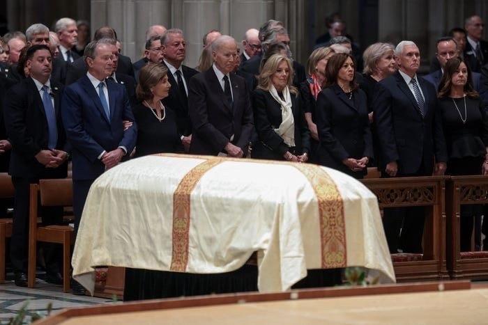 美国“史上权力最大的副总统”迪克切尼的葬礼，民主党的拜登、哈里斯和共和党的小布什