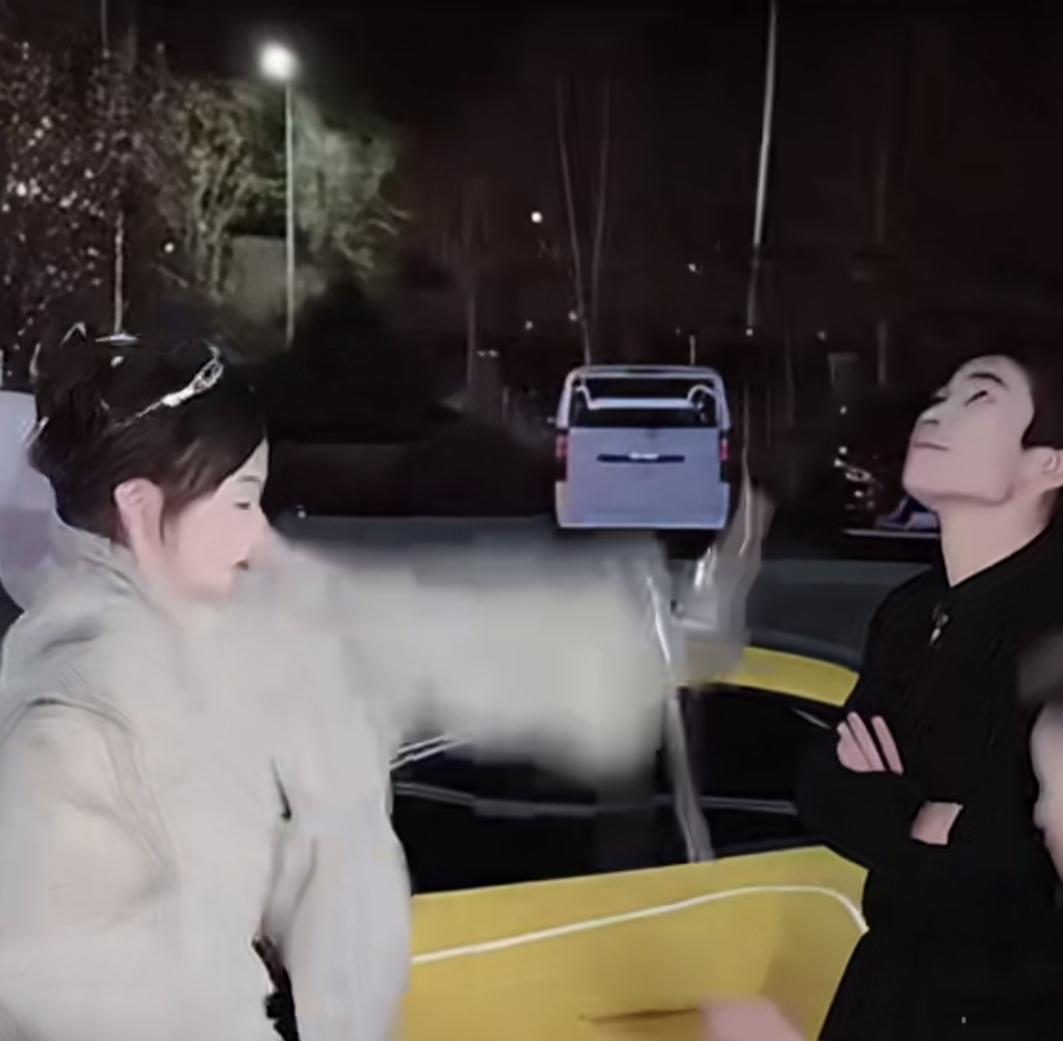 男子向女友求婚，
没想到女友竟当场拒绝了，
还一手把带着戒指的气球挥飞了，男子眼