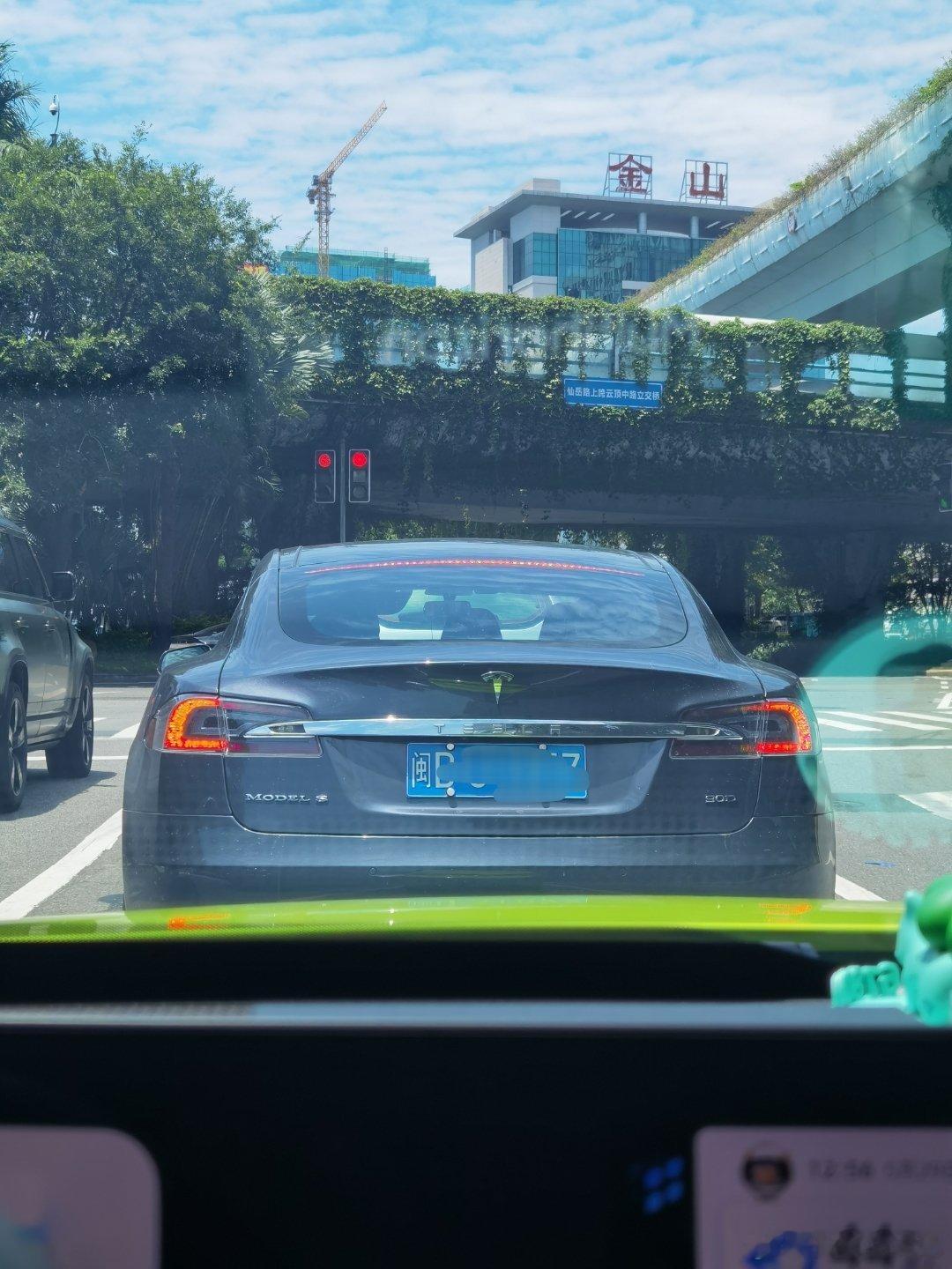 下午偶遇的蓝牌大佬Model S ​​​