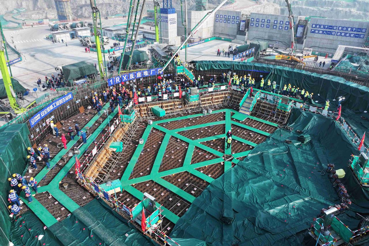 我的今日状态：😁轻松愉快
我这里的天气：☀️晴天，正在建设中的核电站。