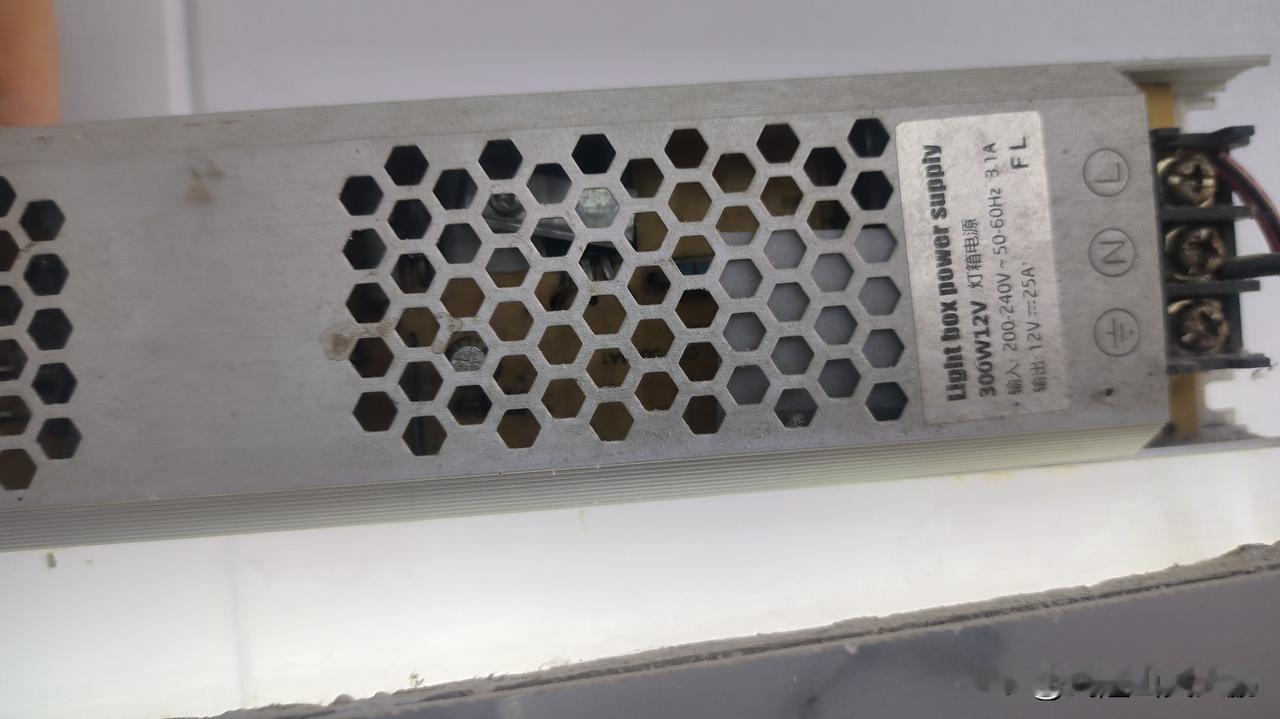 现在实体店生意太难做了，今天店里的灯带这个变压器坏了，我老婆跑了几个店都买不到，