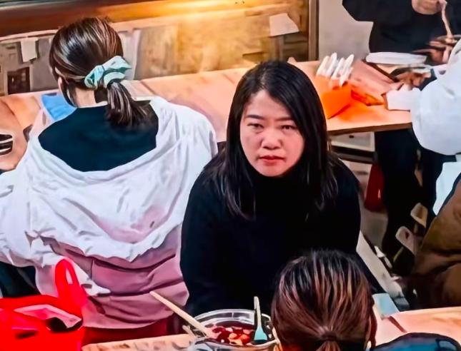 被泼螺蛳粉汤的女子已报警，明确表示不接受私了，泼汤的大姐这下真要承担后果了！
这