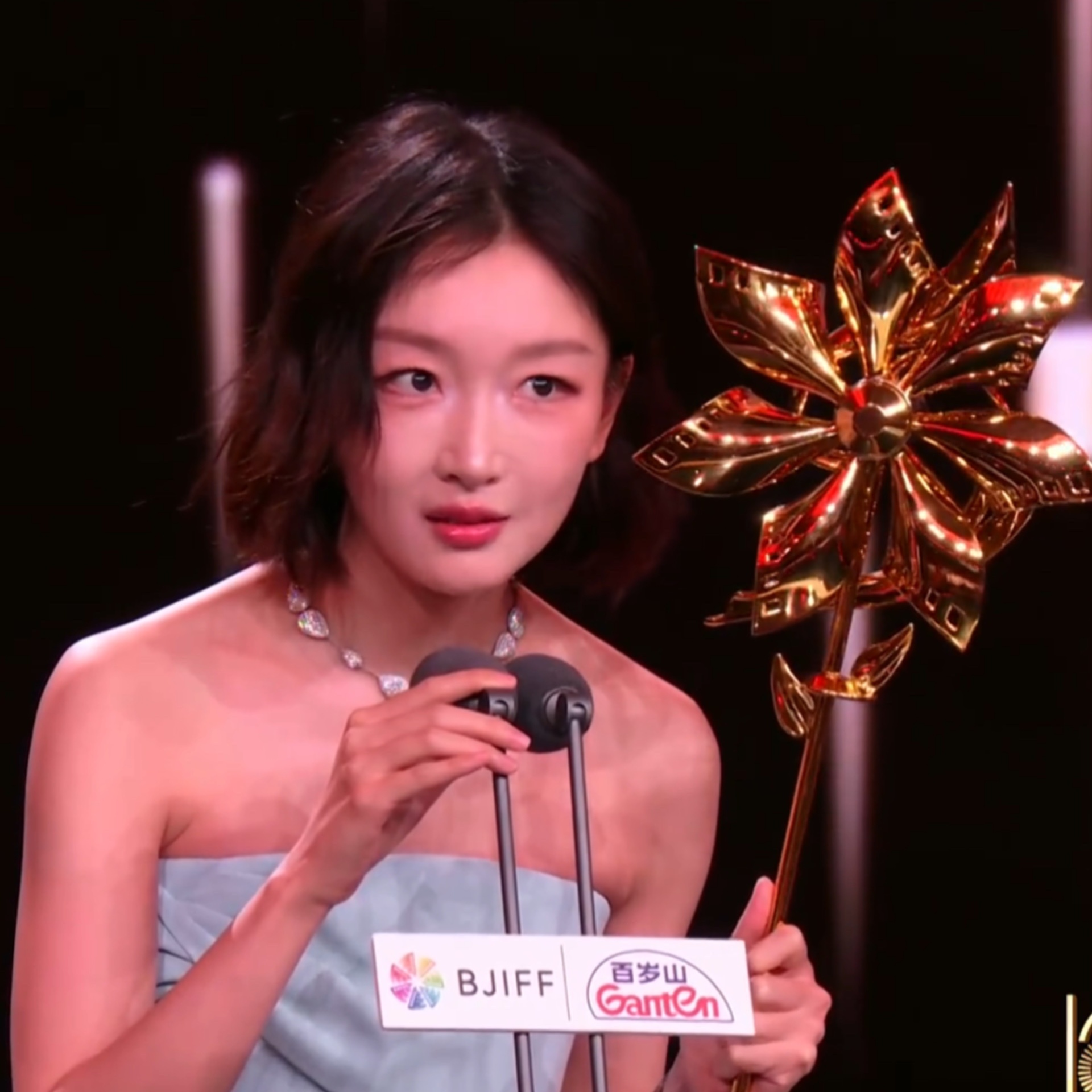 周冬雨粉裙短发 她的发言像一阵温柔的风。语气轻快但不轻浮，几句话就把电影和北京的