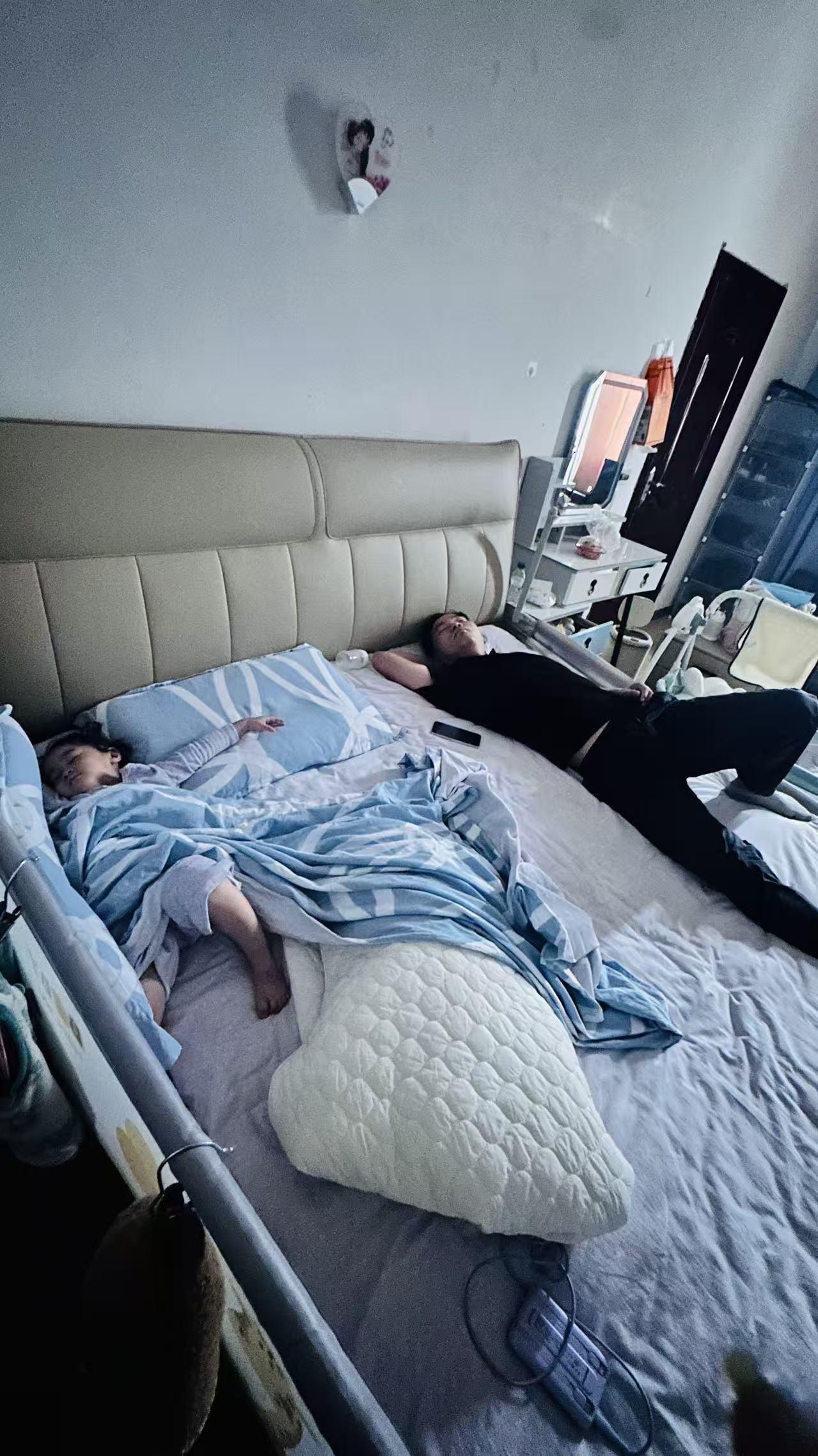 小西西和爸爸睡觉的姿势都一样[捂脸]
老挝媳妇因为这事笑了好久。凌晨12：30到