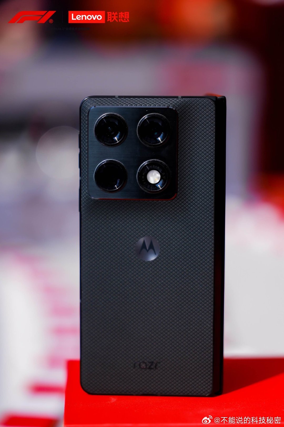 联想moto razr fold折叠屏AI手机首秀亮相F1，真机颜值超高！ 