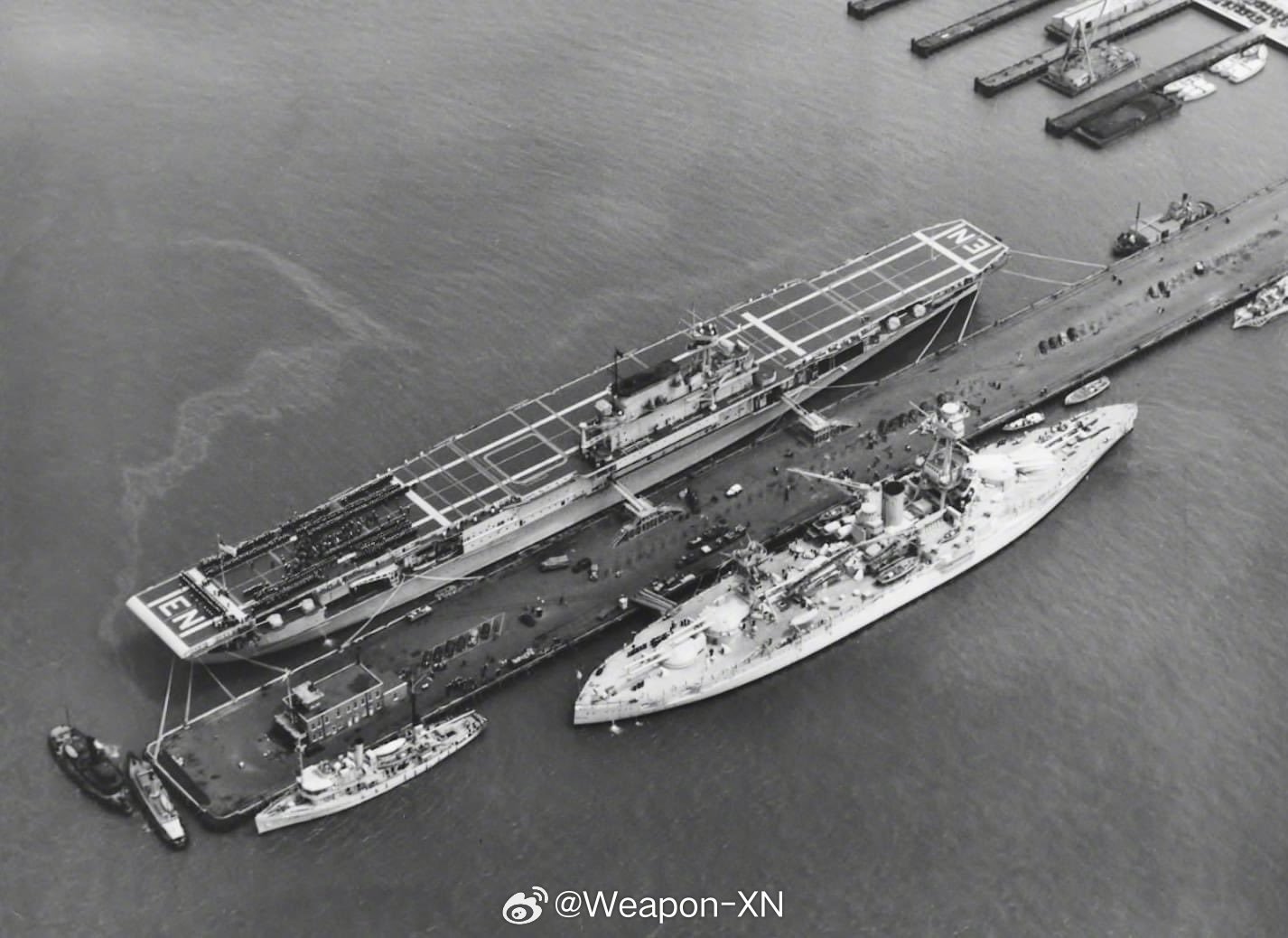 #照片中的历史[超话]# 1938 年，纽约号战列舰与企业号航空母舰在美国海军作