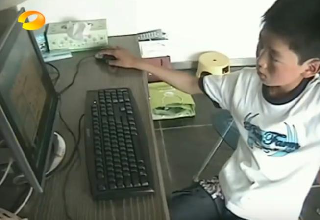 他曾因为买了20块钱的零食，被观众骂“忘本、以后肯定没出息”，后来，他以全省第一