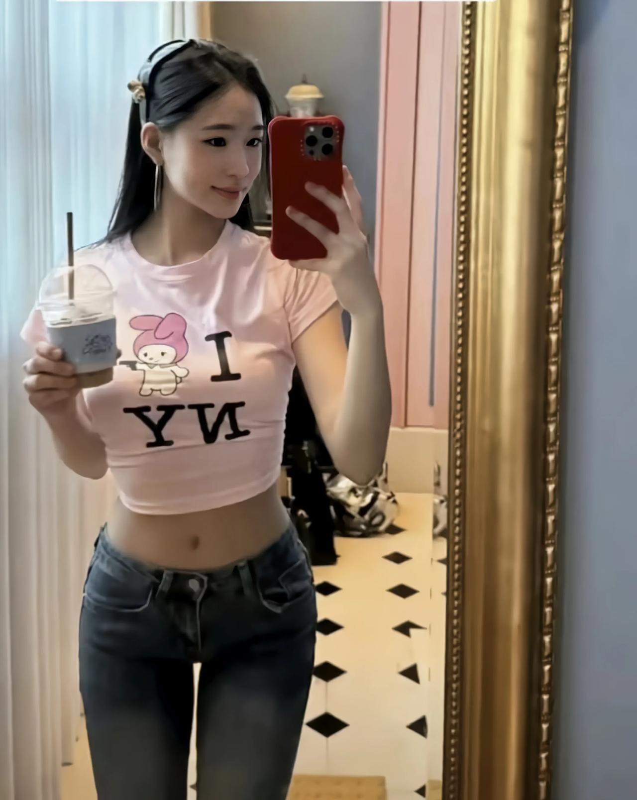 小S的二女儿Lily晒自拍，身穿粉色露脐上衣搭紧身牛仔裤，身材真的很哇塞。

1